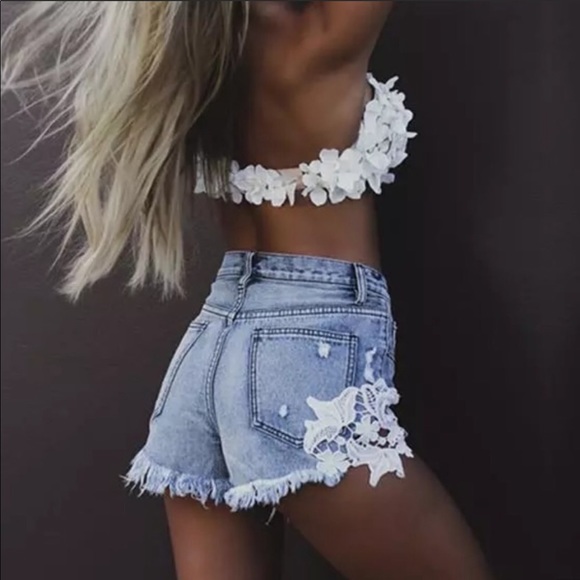 Distressed jean shorts with floral details - Picture 2 of 4